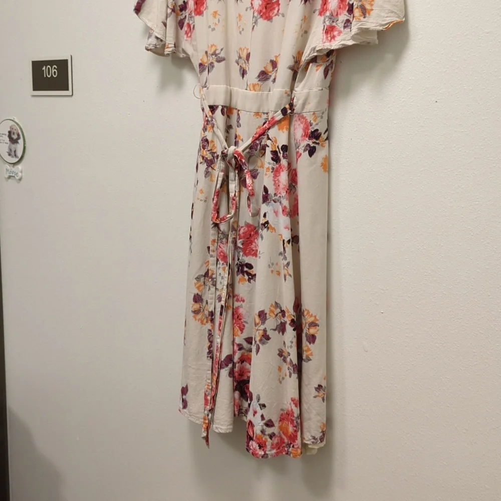 Aakaa Floral Wrap Dress – Boho-Inspired Elegance - Voluminous - Flowy - Delicate - Picture 10 of 12